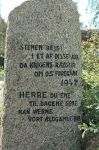mads_hansen_sten_ved_baekken