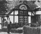 Billedskærer Lindballe foran sit gamle hus i Skårup, formentlig o. 1930. Huset nedbrændte i 1965.