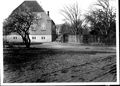 Badstuen tv blev bygget 1924, bemærk plankeværk om haven