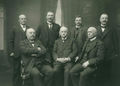 Bestyrelsen for Svendborg Amts Museum fotograferet i 1916. I bageste række fra venstre ses gårdejer P. Knudsen, Kogtved, møllebygger N.P. Kristensen, lærer Høgstrøm og Johannes Olsen. I forreste række landinspektør Hvenegaard, direktør H. Ibsen og konsul Ludvig Riber