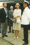 Dronning Margrethe og Prins Henrik modtages af museumschef Henrik Jansen på Svendborg Museum