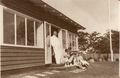 Gymnastikhøjskolens forstander Niels Bukh nyder udsigten fra Strandgården en sommerdag. Foto Egebjerg Lokalhistoriske Arkiv.