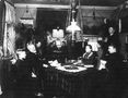 Familien Møller samlet i dagligstuen i Villa Anna i begyndelsen af 1890érne. Foto fra ”Ved rettidig Omhu.” af Ove Hornby
